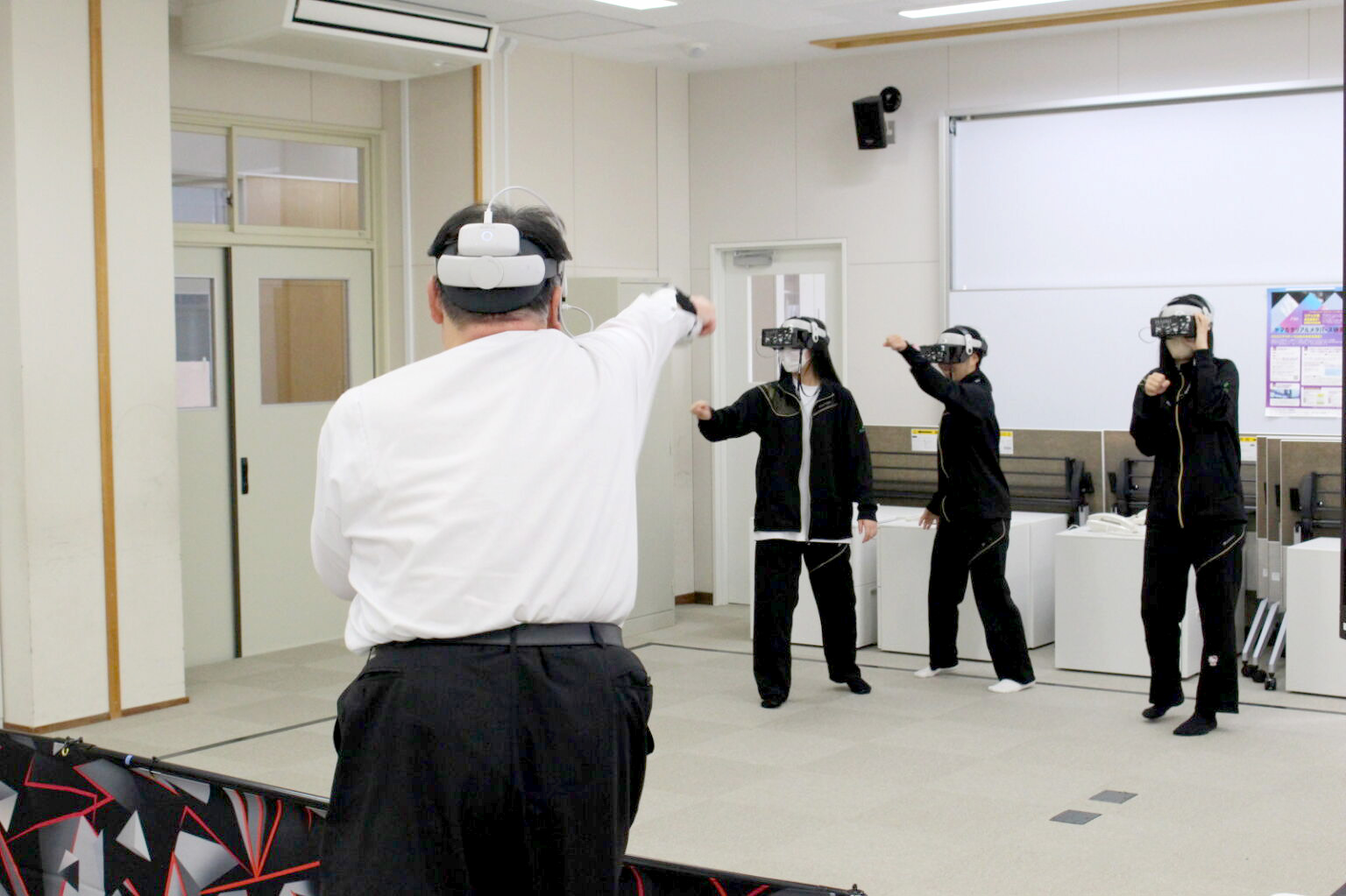 講師の合図で構えを取る生徒たち ARゴーグル装着でHADOの基本動作を練習（新庄神室産業高校）