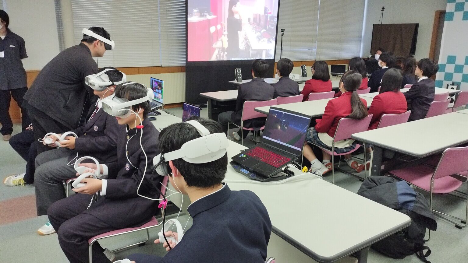 VRChat体験会でVRゴーグルを装着しながら説明を受ける米沢鶴城高校の生徒たち