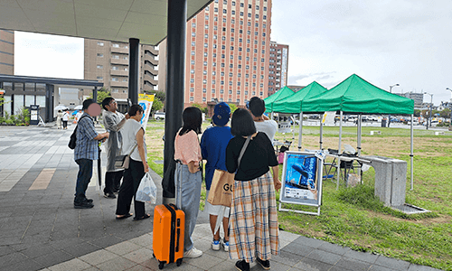 青少年のための科学の祭典in山形で、XR体験ブースに参加者が集まっている様子
