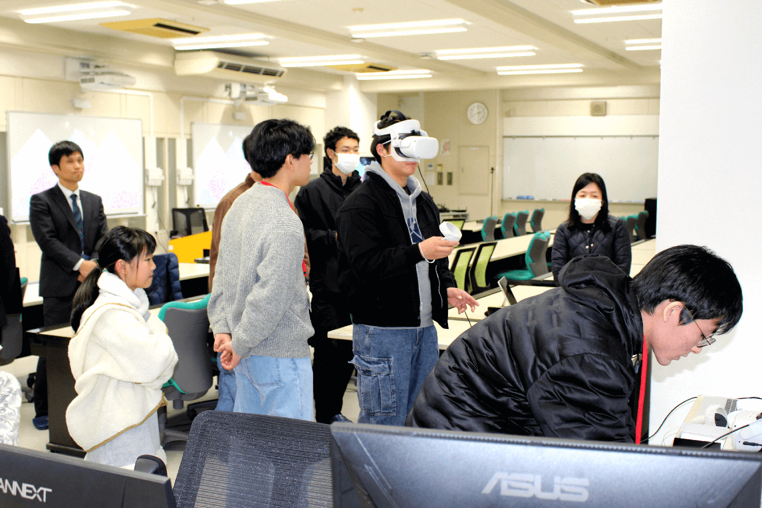 参加者がVRゴーグルを装着し、メタバース体験を行っている様子