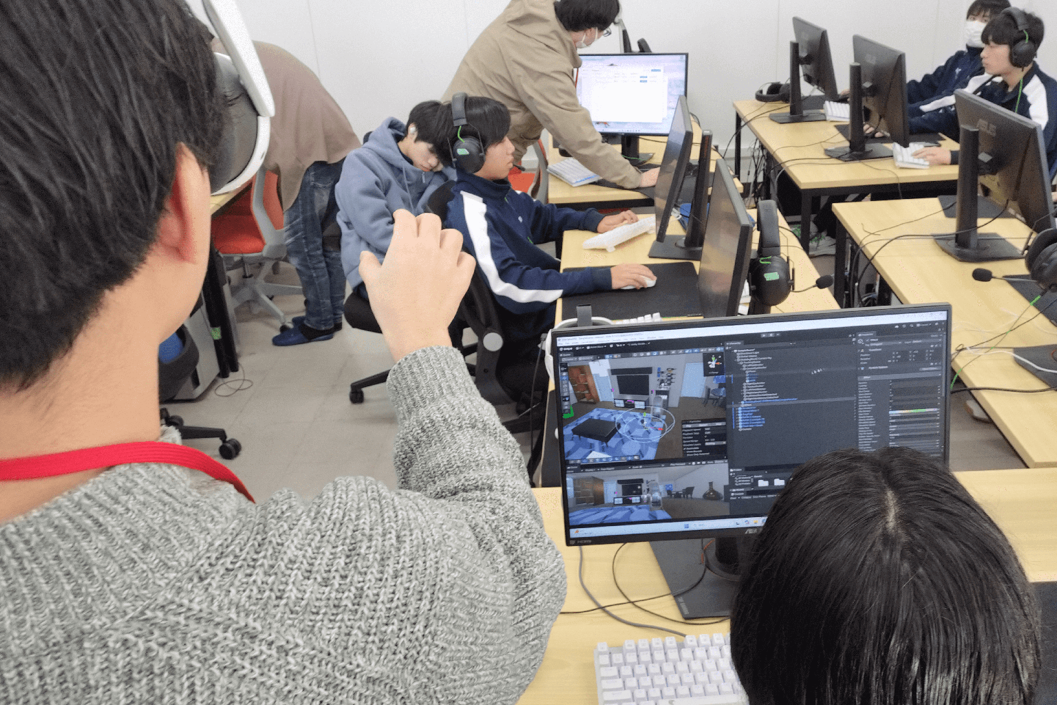 最終日の審査・発表会で、チームが作品のデモ画面を確認しながら発表準備をしている様子