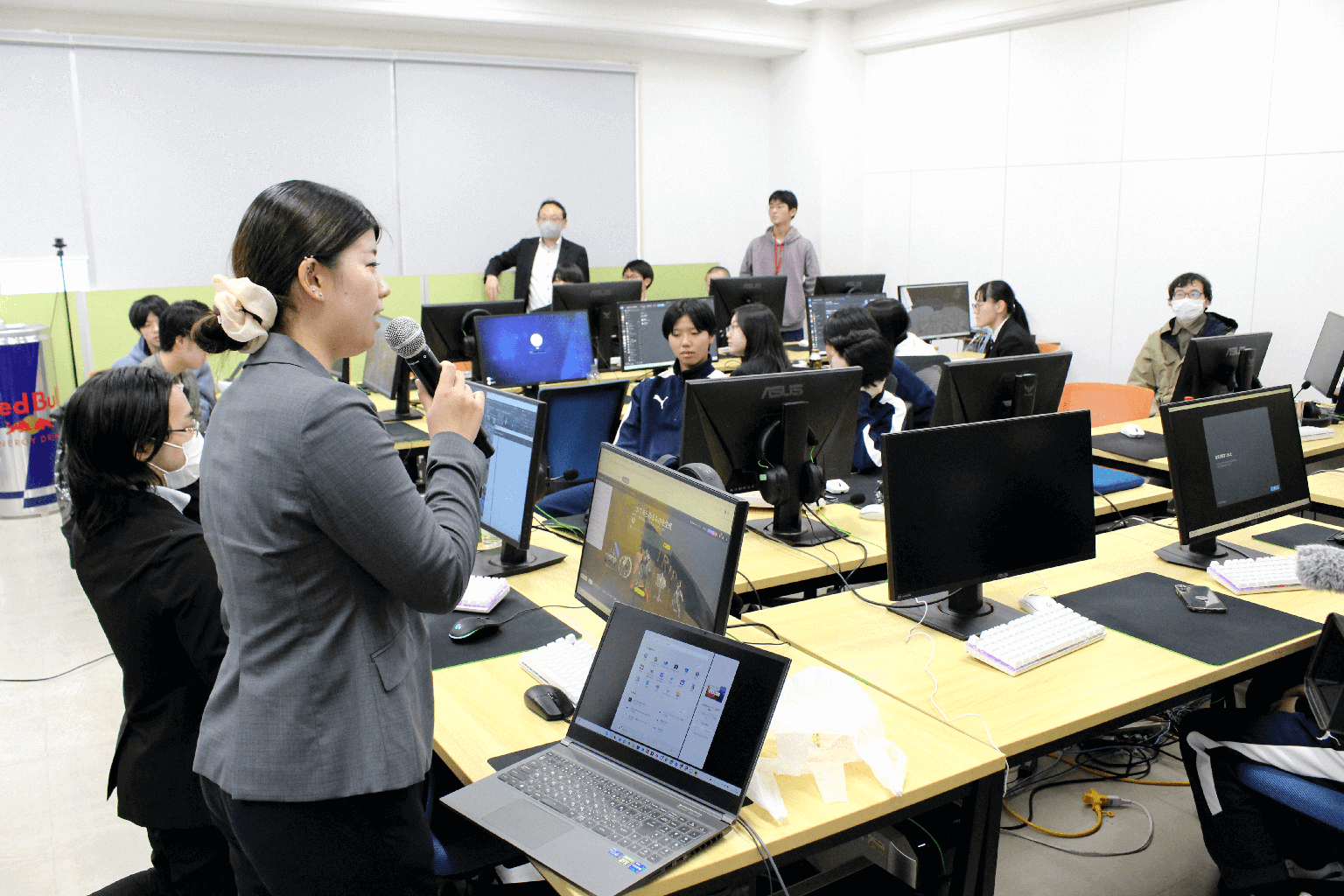 最終日の審査・発表会で、参加者が審査員に向けて作品を発表している様子