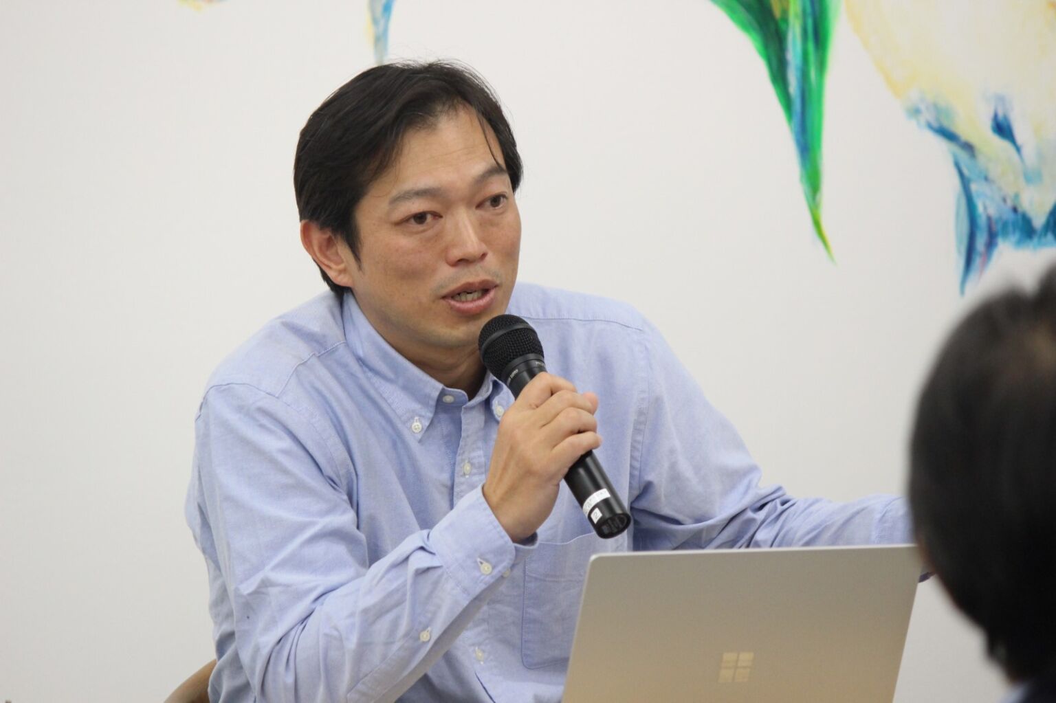 マイクを手にスマホAR活用を解説する講師