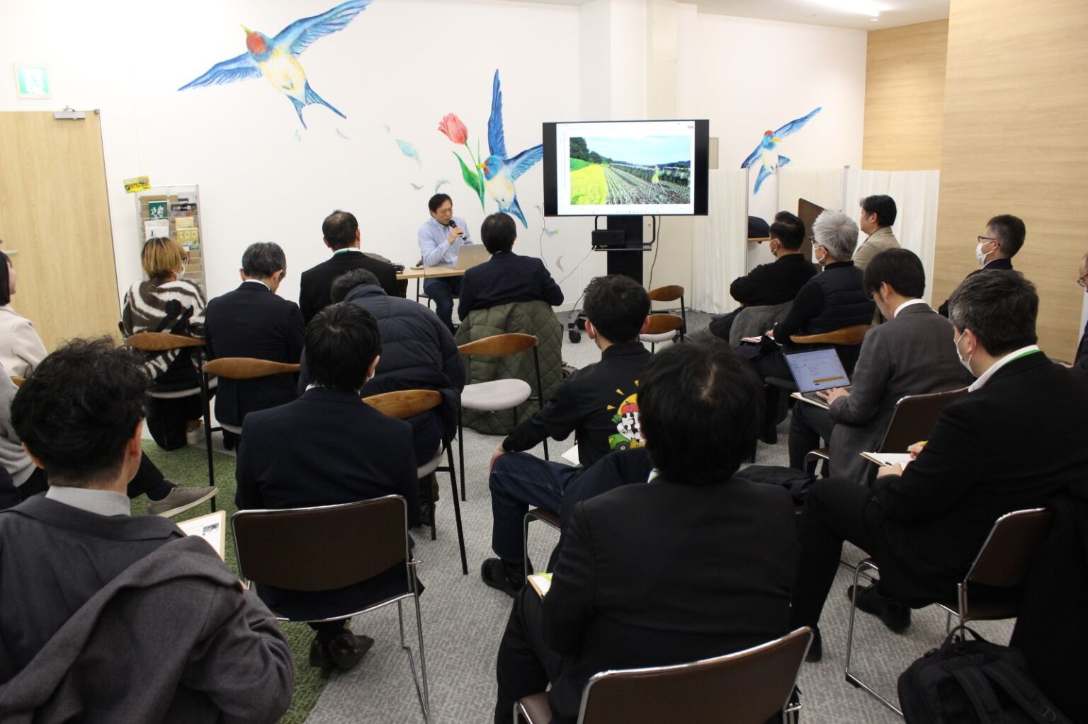スクリーンを見ながらセミナーを聴講する参加者たち