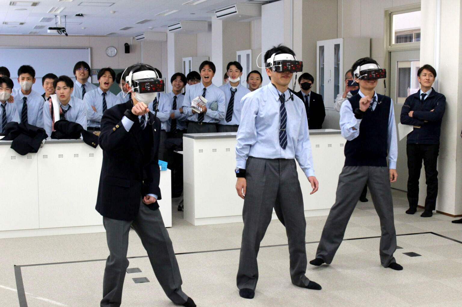 クラスメイトの声援を背に、3人チームでHADOをプレーする生徒たち（新庄神室産業高校体験会）