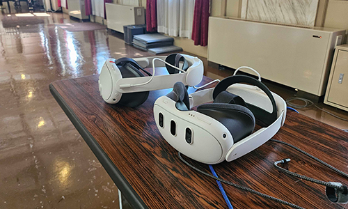 HADO体験会でARゴーグルとアームセンサーを装着し、教室で回避・攻防する参加者と観客の様子（新庄神室産業高校）