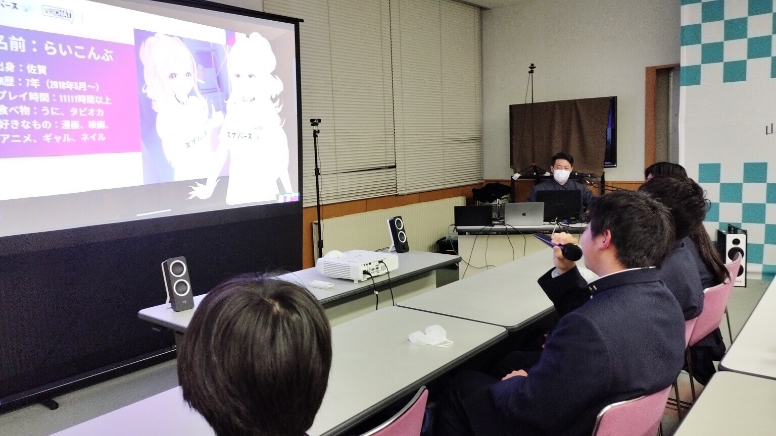 スクリーンに映るVTuberのらいこんぶさんとオンラインで交流している様子