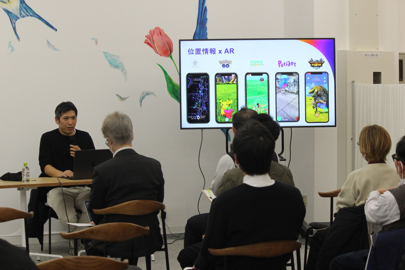 位置情報×ARの事例スライドを映しながら解説する白石 淳二（しらいし じゅんじ）氏
