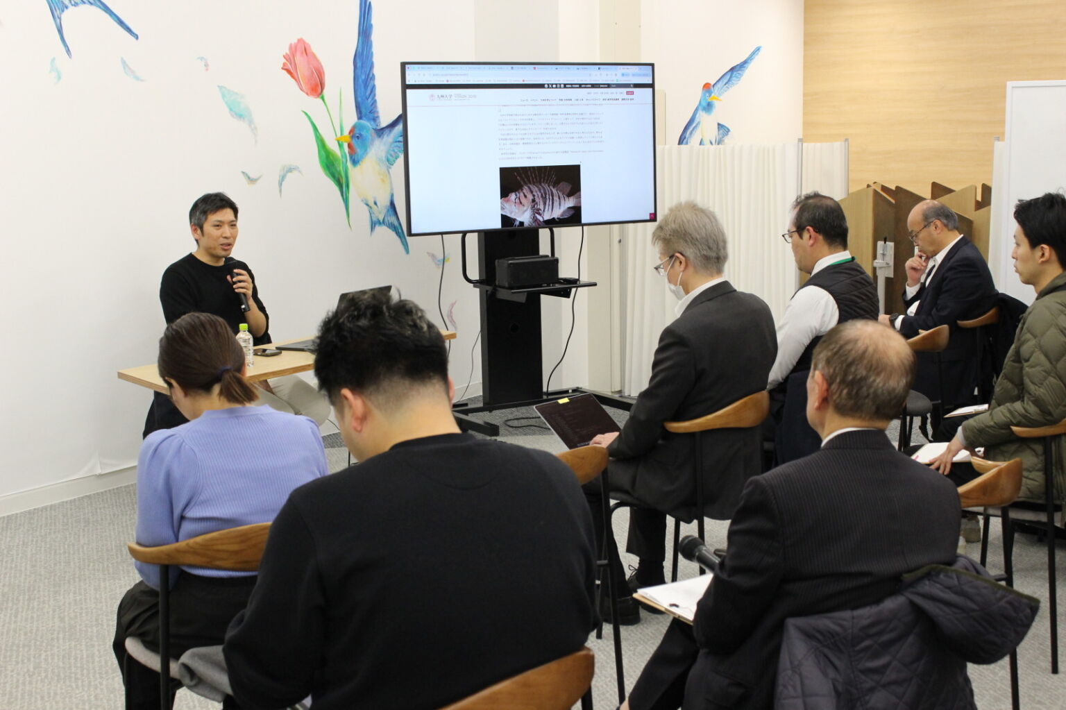 モニターを使いAR技術の活用例を紹介するXRセミナーの様子