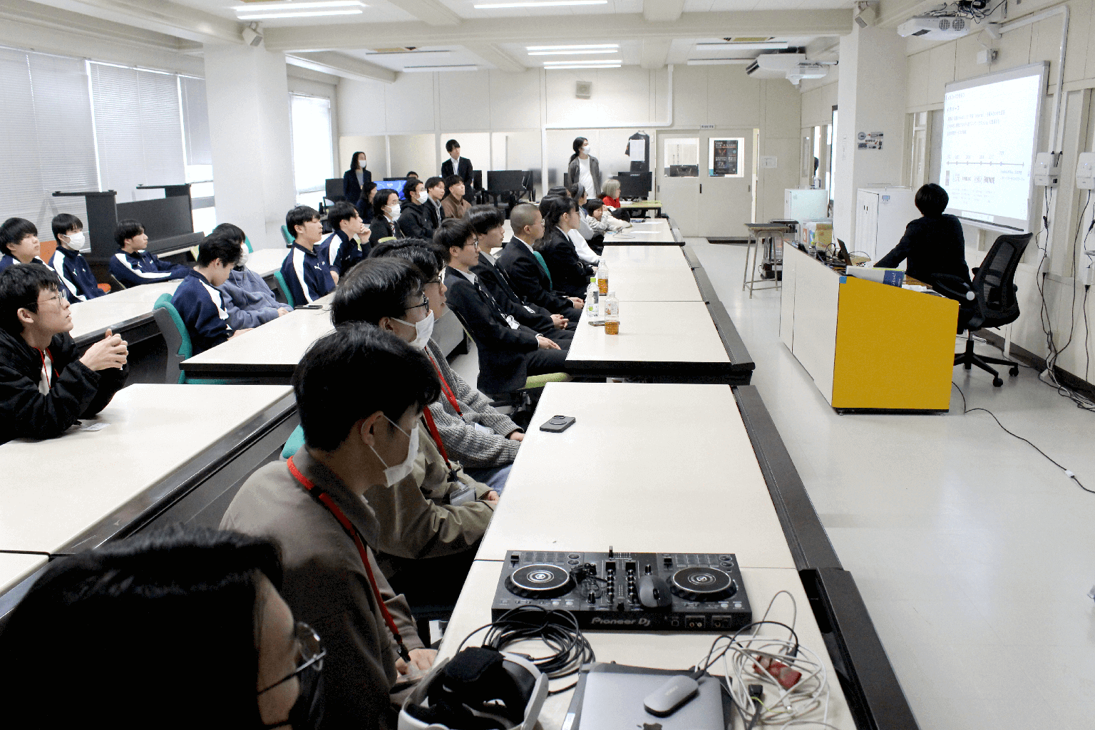 オープニングイベントのトークショーで、参加者が講演を聴講している様子