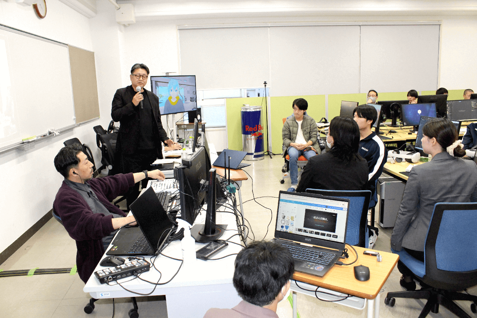 最終日の審査・発表会で、審査員がマイクで講評を行っている様子