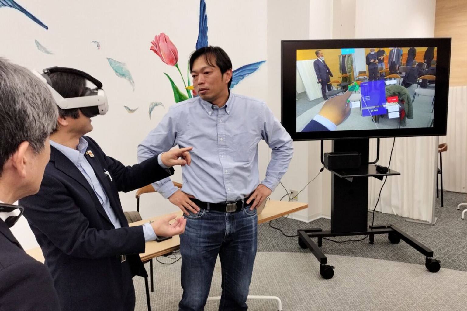 ARデモを体験し、画面の表示内容を確認する参加者と講師